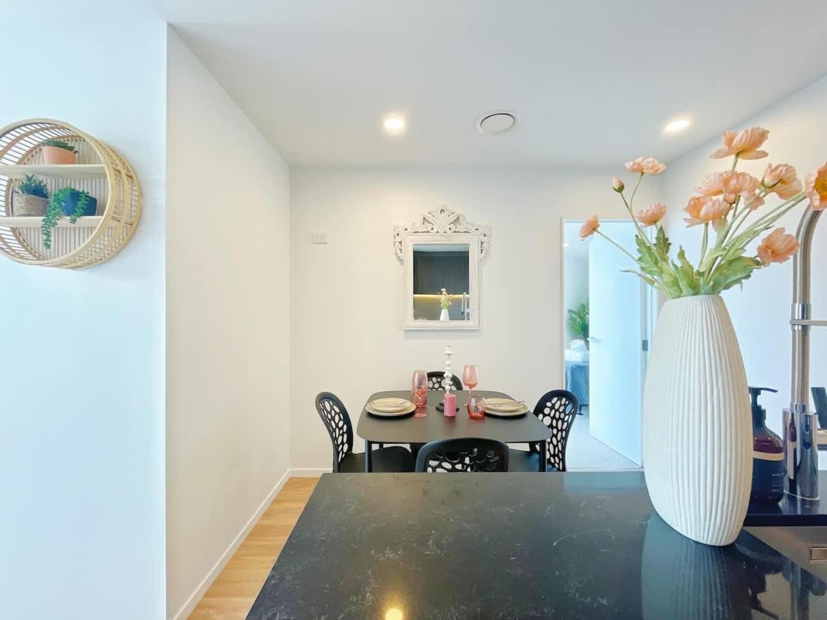 Designed Parkside Penthouse 2beds & 2baths - Pool Gym Apartment